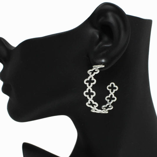 Thin Clover Cutout Hoop Earring: MAT SILVER / ONE SIZE