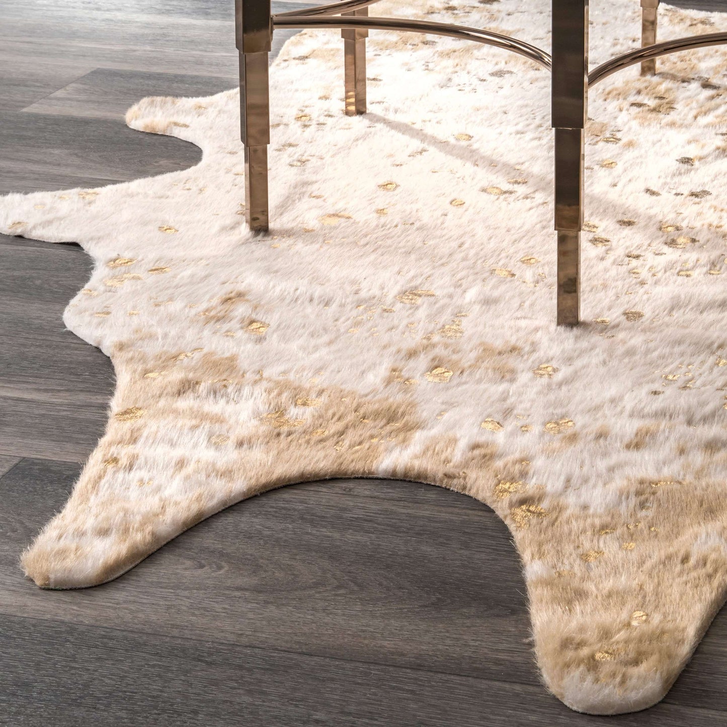 Iraida Faux Cowhide Area Rug: Off-White / Shaped / 4' x 5'