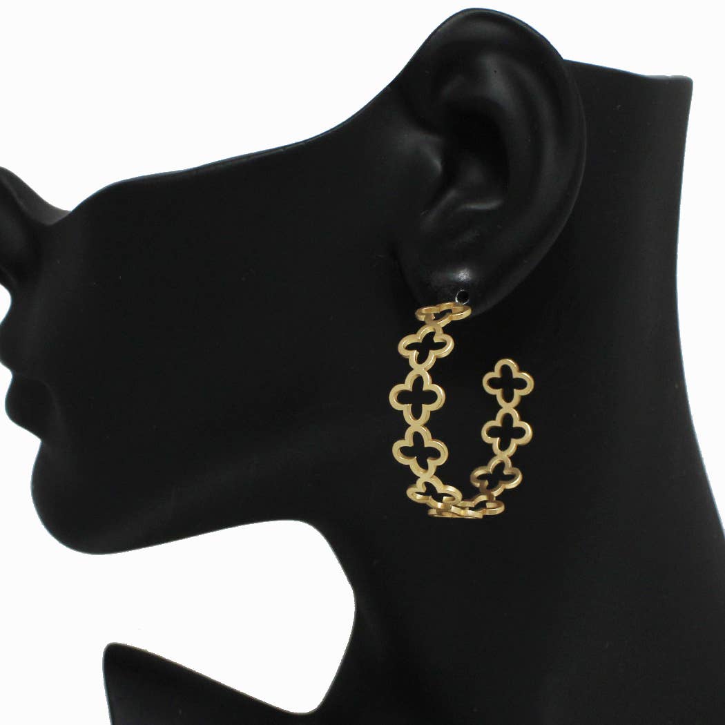 Thin Clover Cutout Hoop Earring: MAT SILVER / ONE SIZE