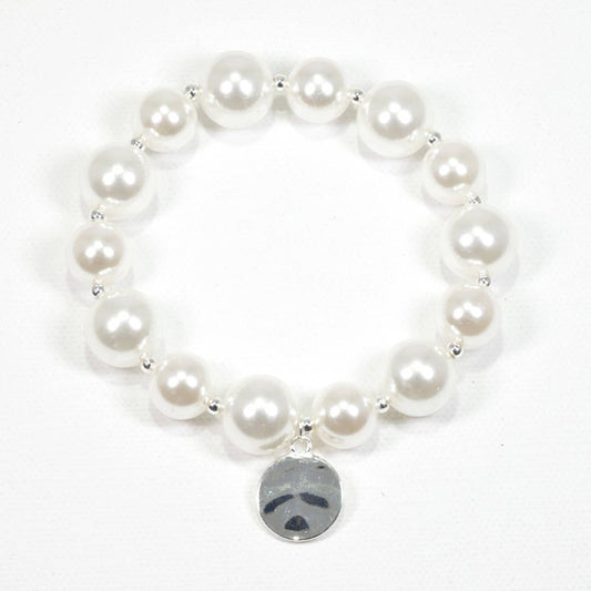 Hammered round charm pearl stretch bracelet: Silver/White pearl / ONE SIZE