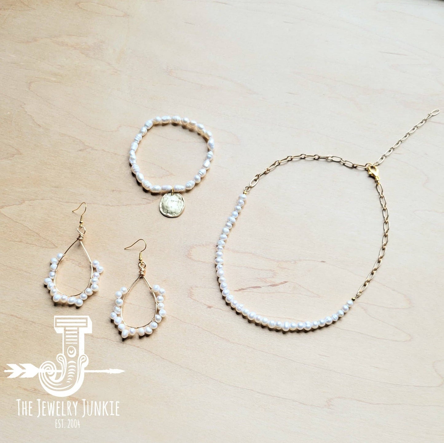 Freshwater Pearl Bracelet with Matte Gold Coin: White