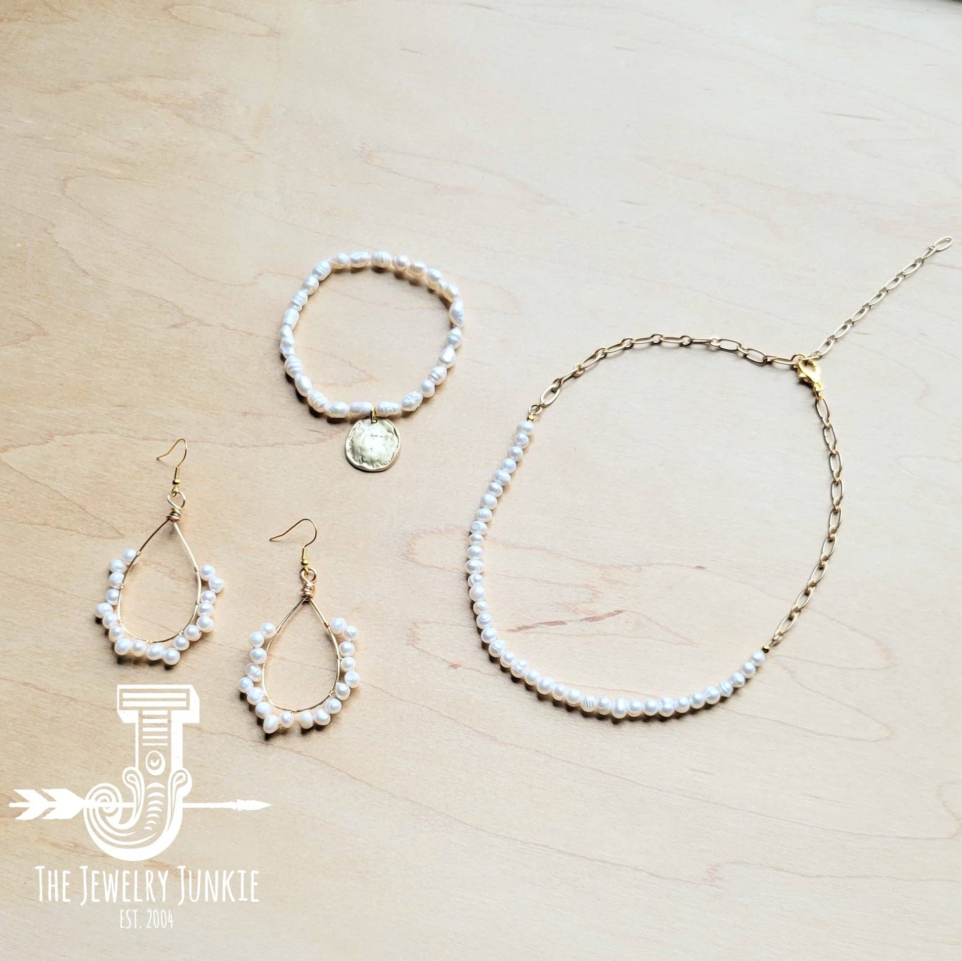 Freshwater Pearl Bracelet with Matte Gold Coin: White