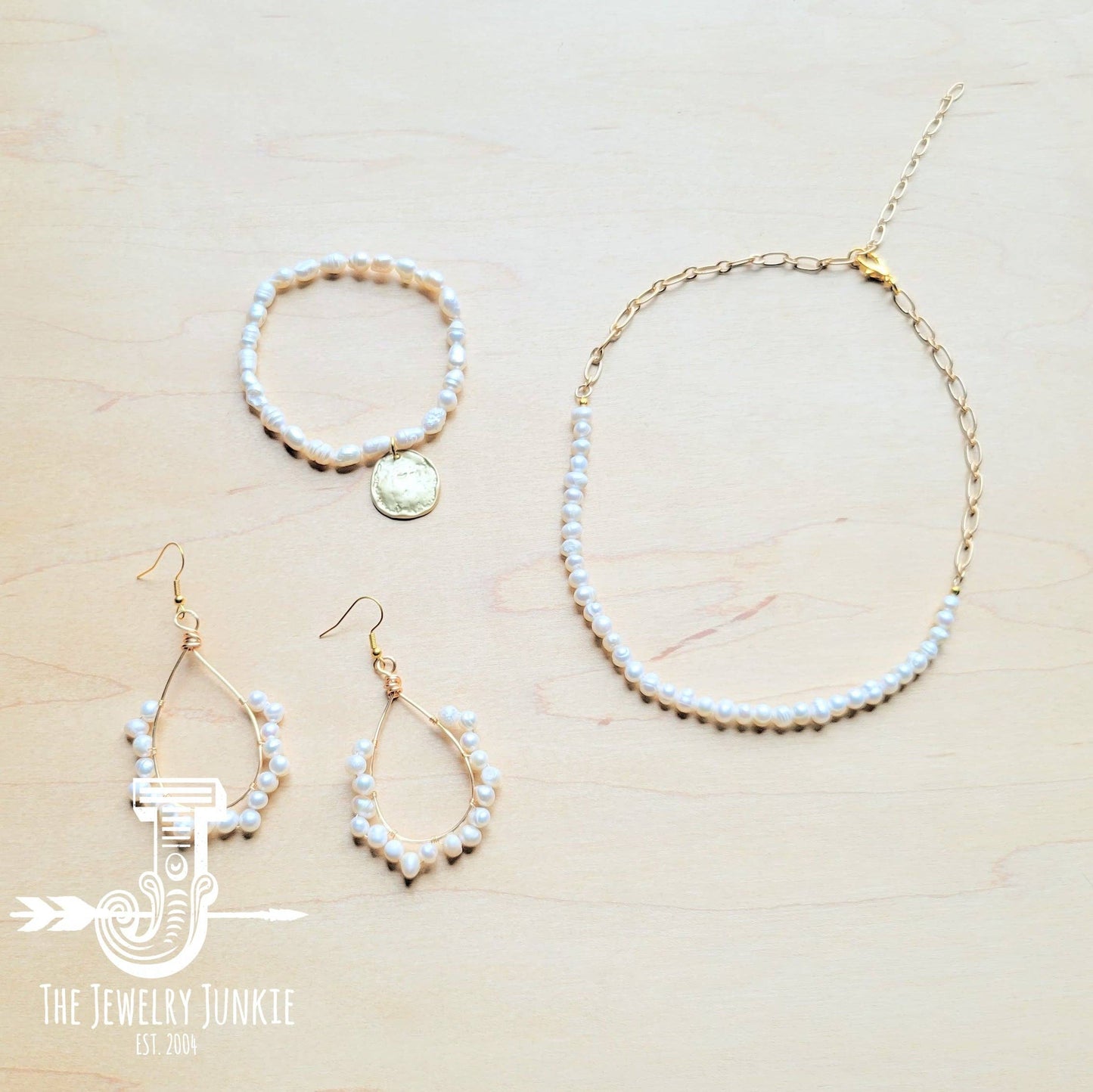 Freshwater Pearl Bracelet with Matte Gold Coin: White