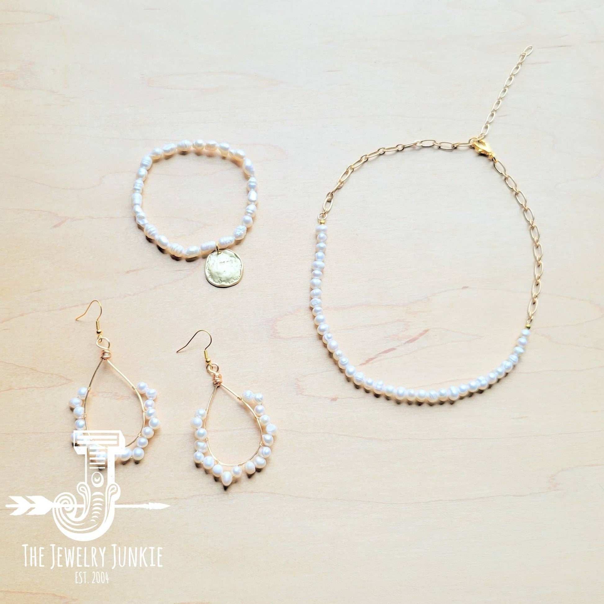 Freshwater Pearl Bracelet with Matte Gold Coin: White