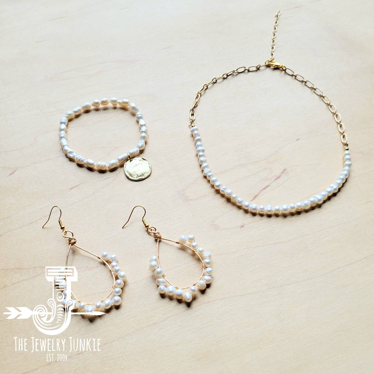 Freshwater Pearl Bracelet with Matte Gold Coin: White