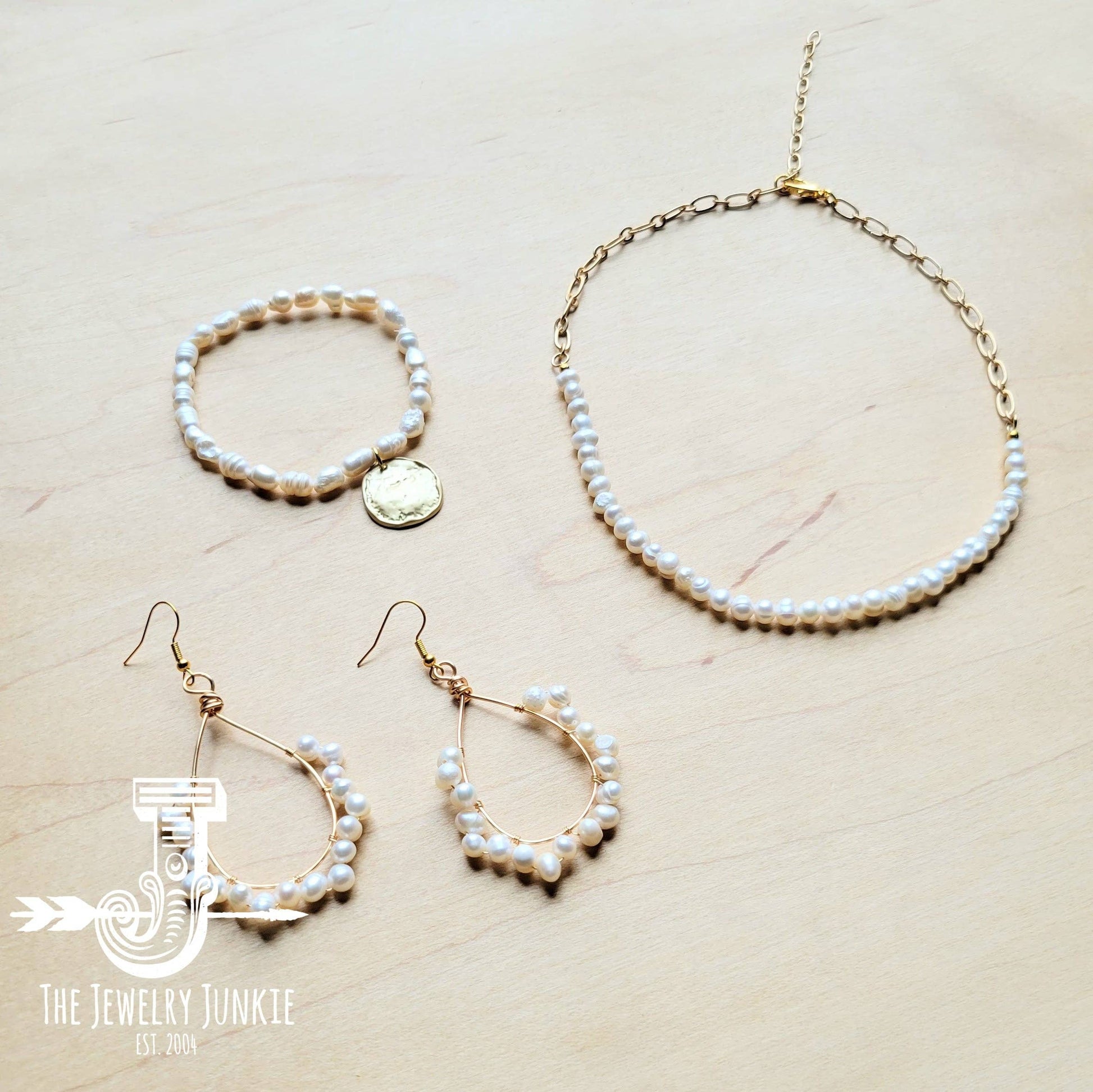 Freshwater Pearl Bracelet with Matte Gold Coin: White