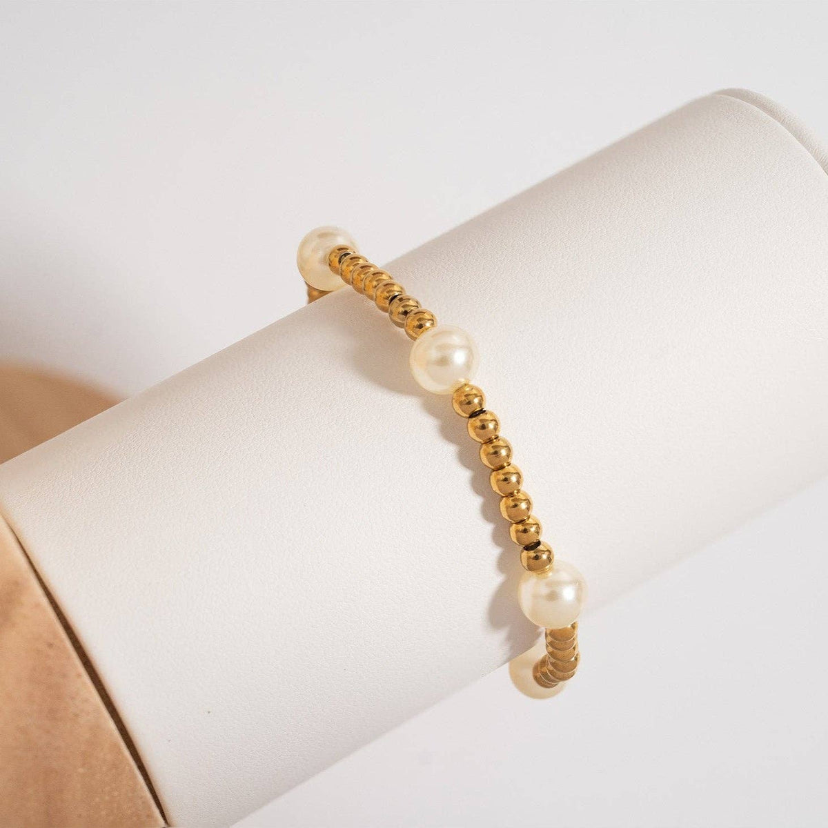18K Gold PVD 8mm Kiska Glass Pearl Stretch Bracelet: Gold WJW