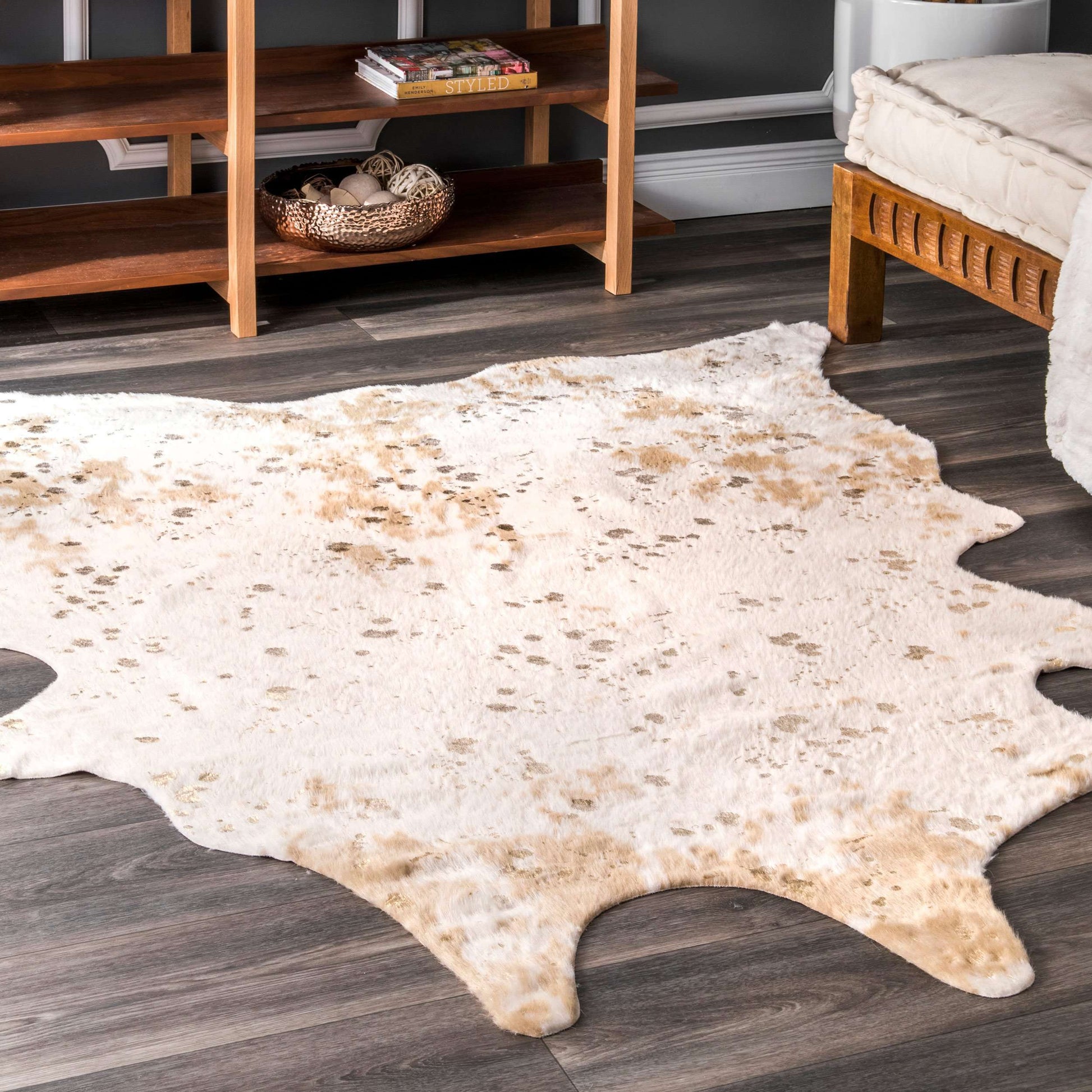 Iraida Faux Cowhide Area Rug: Off-White / Shaped / 4' x 5'