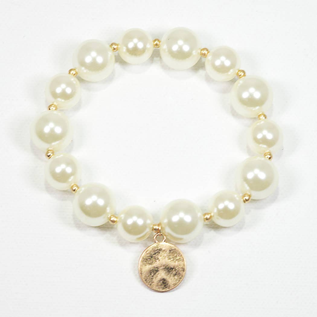 Hammered round charm pearl stretch bracelet: Gold/Cream pearl / ONE SIZE