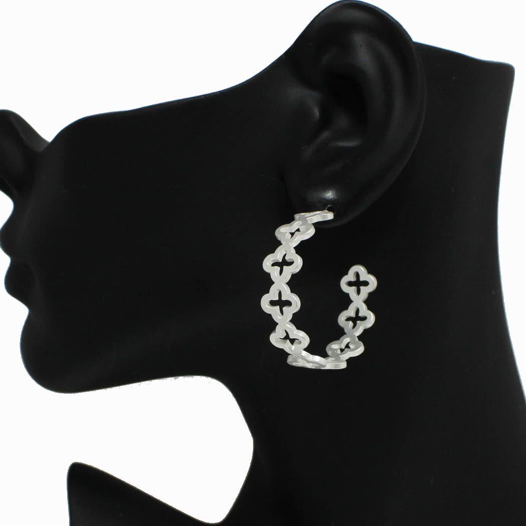 Clover Cutout Hoop Earring: MAT SILVER / ONE SIZE