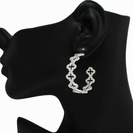 Clover Cutout Hoop Earring: MAT SILVER / ONE SIZE