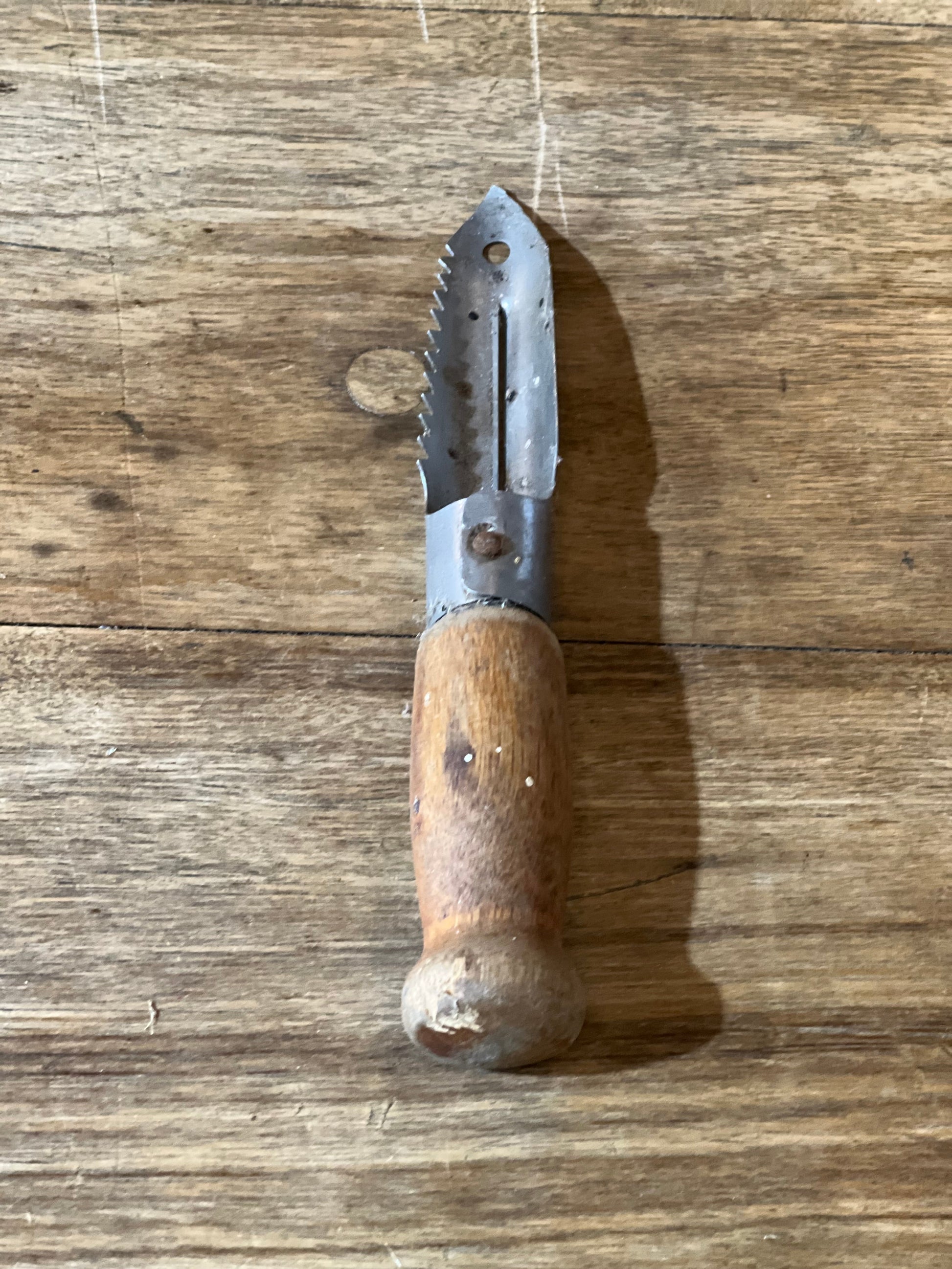 Vintage Wooden Handle Serrated Fruit or Vegetable Peeler