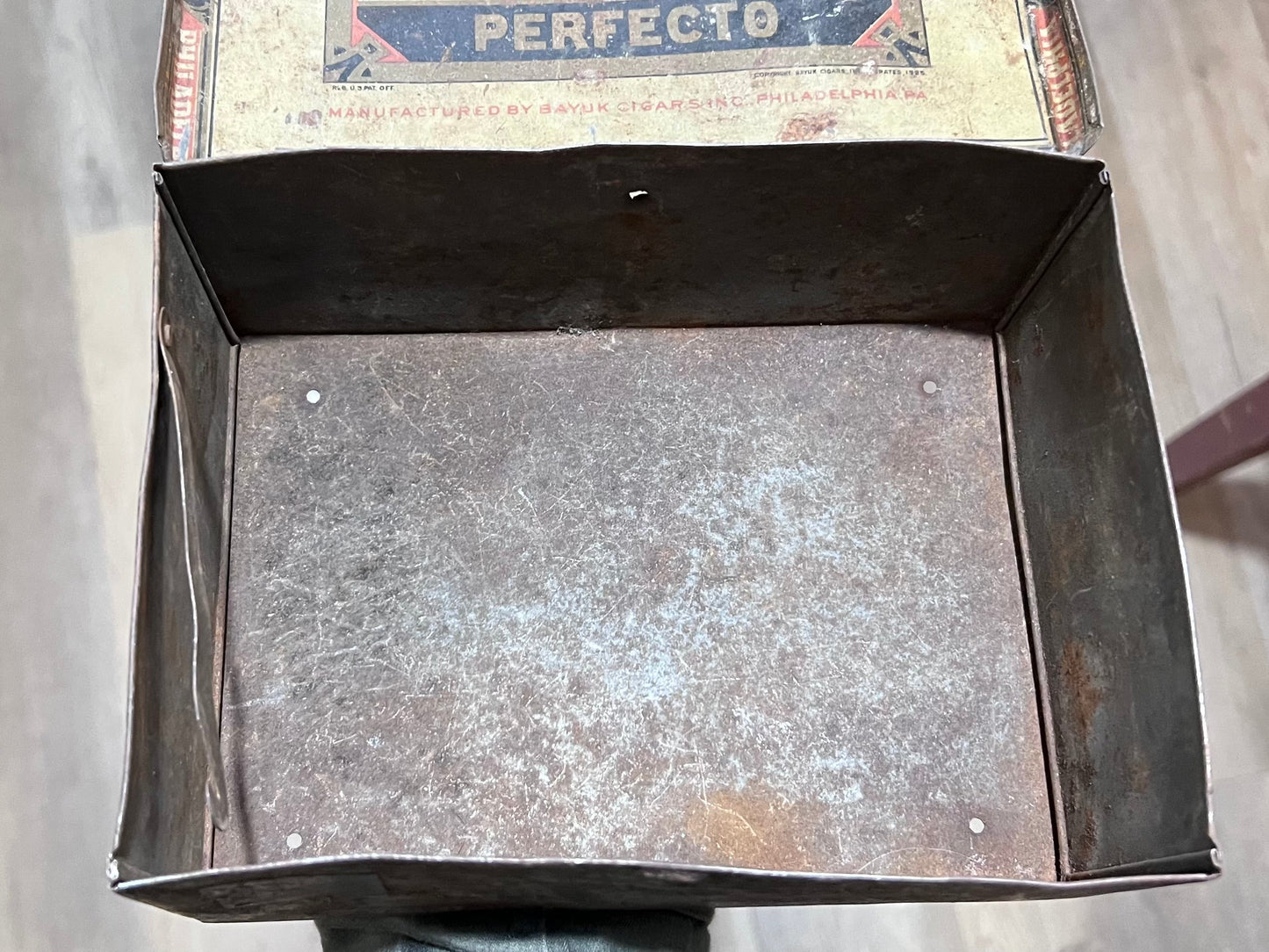 Bayuk Philadelphia Hand Made Perfecto Cigar Tin