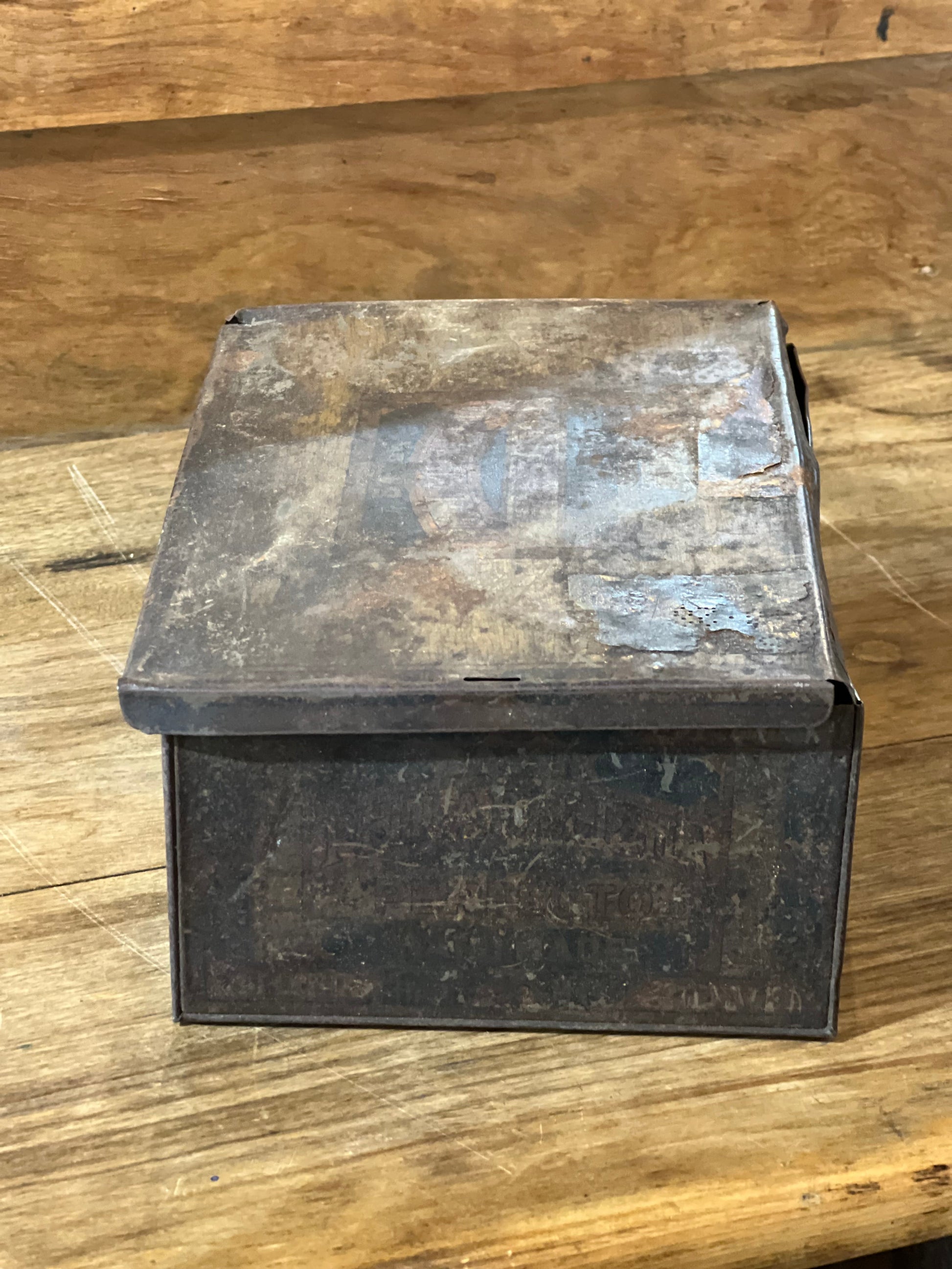 Bayuk Philadelphia Hand Made Perfecto Cigar Tin