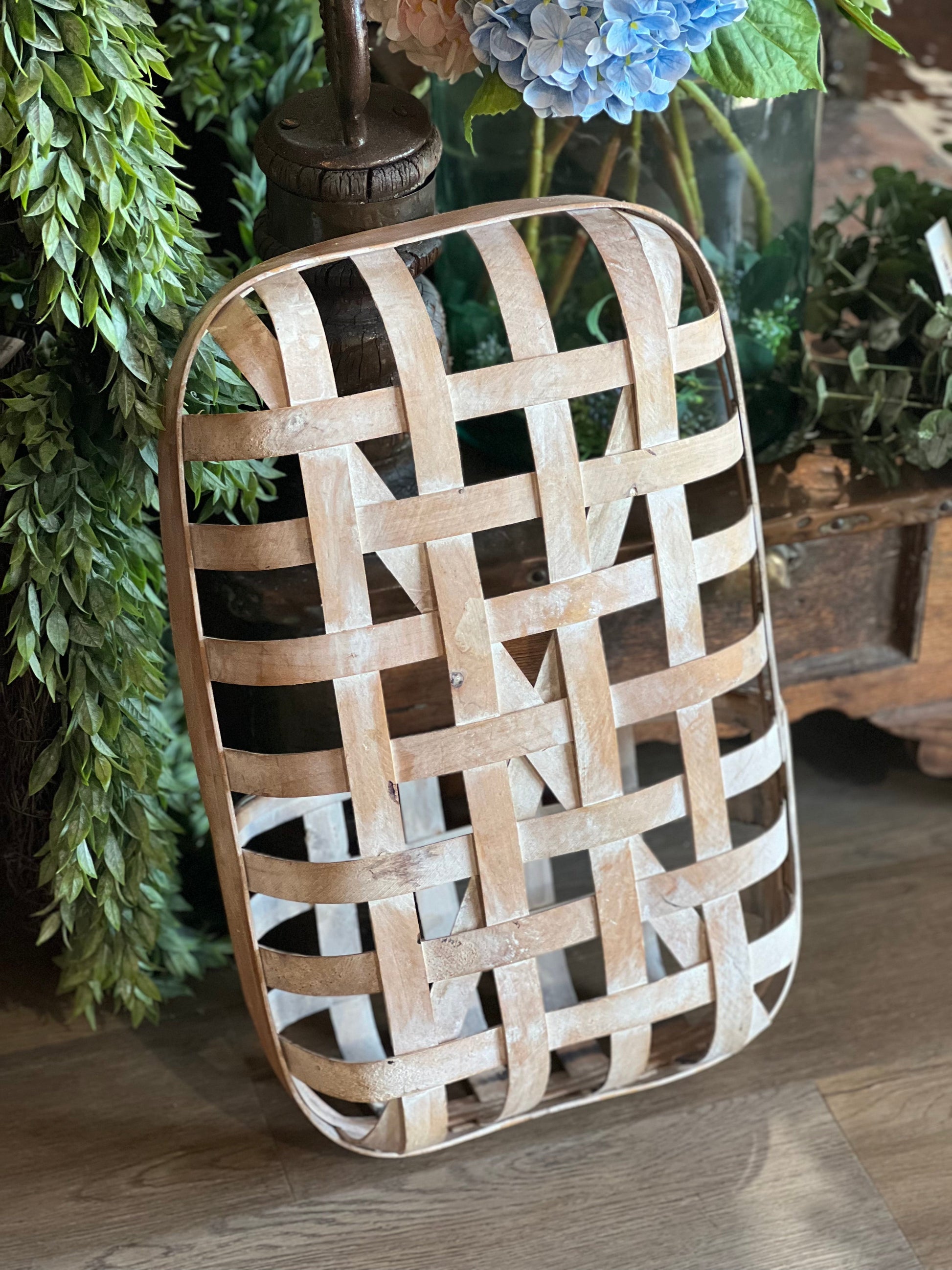 Wall-Hanging Tobacco Basket