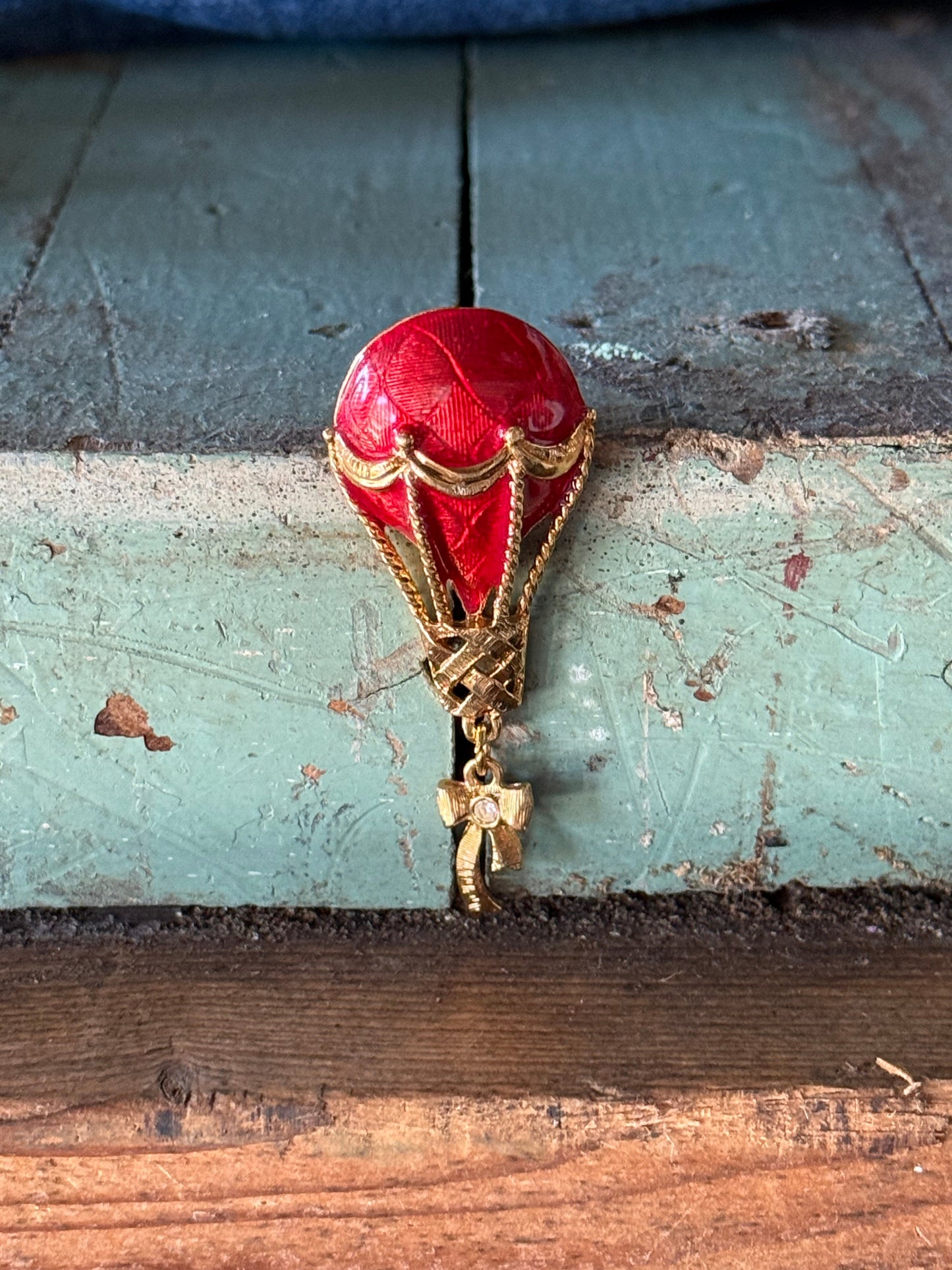 Brooch/Pin Avon Red Enamel Hot Air Balloon Pin with a Dangling Rhinestone Bow