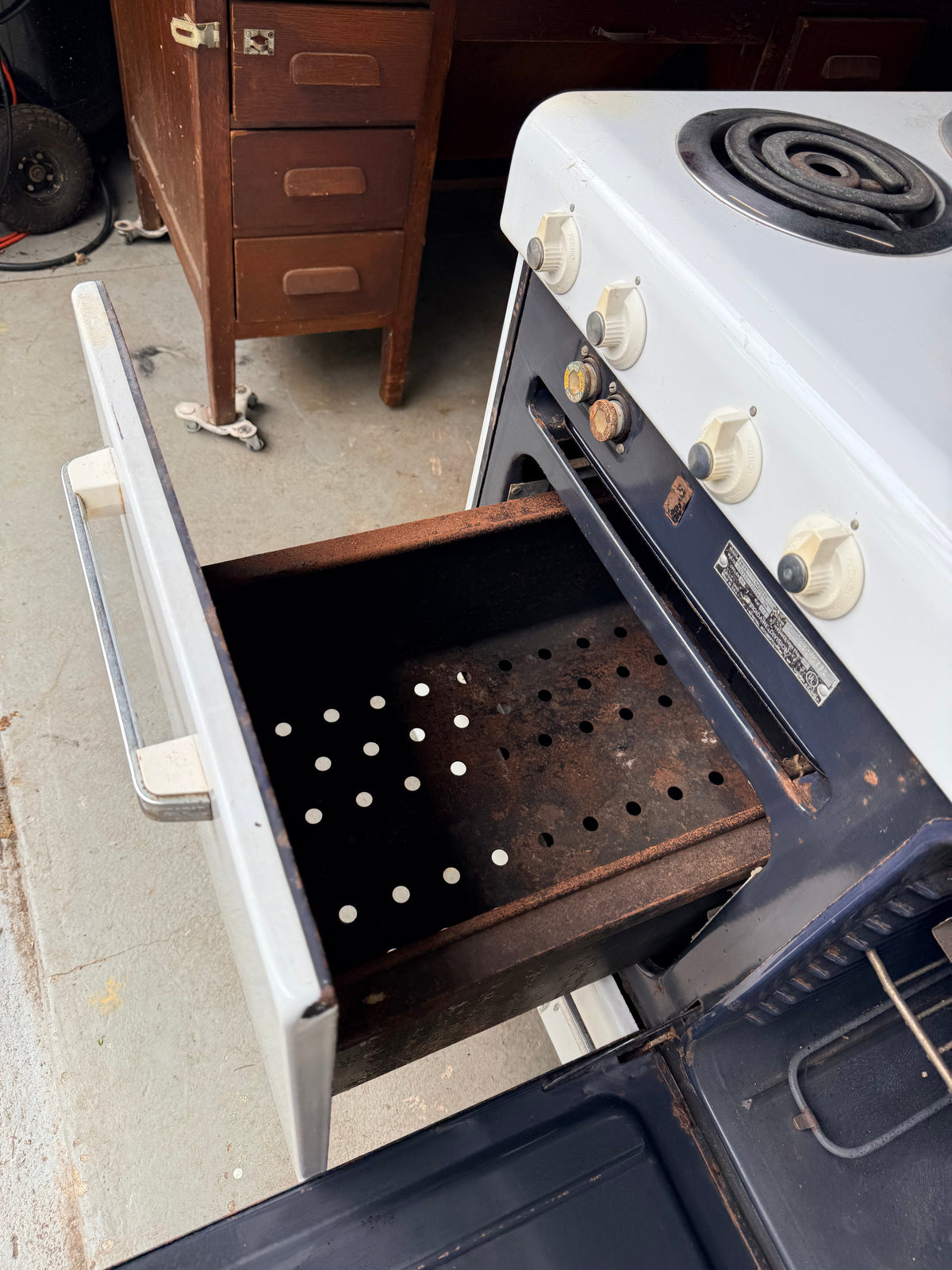 1950s Frigidaire RM-45 Vintage Electric Range — Original GM Clock & Light Frigidaire