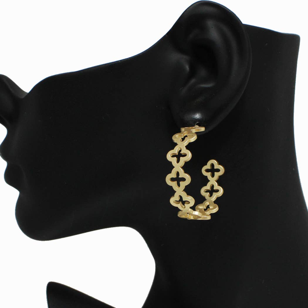 Clover Cutout Hoop Earring: MAT SILVER / ONE SIZE