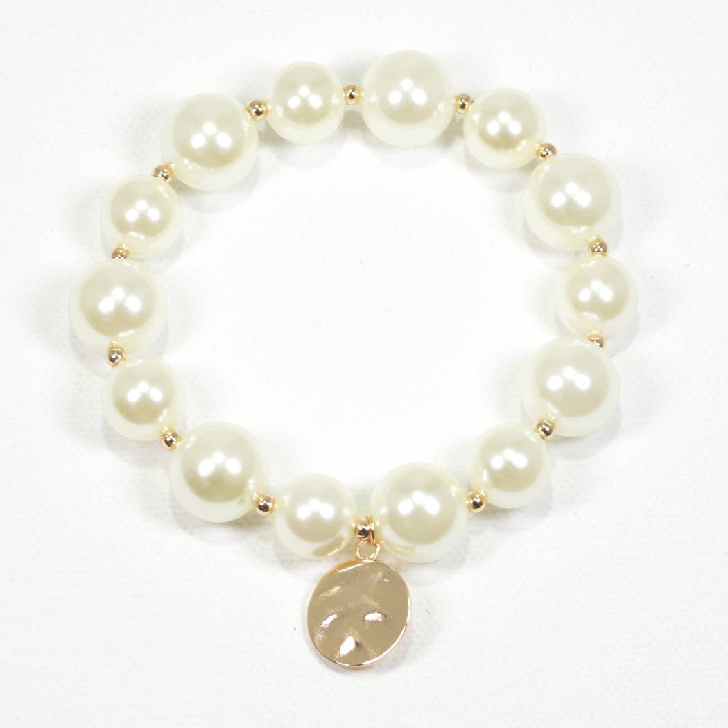 Hammered round charm pearl stretch bracelet: Gold/Cream pearl / ONE SIZE