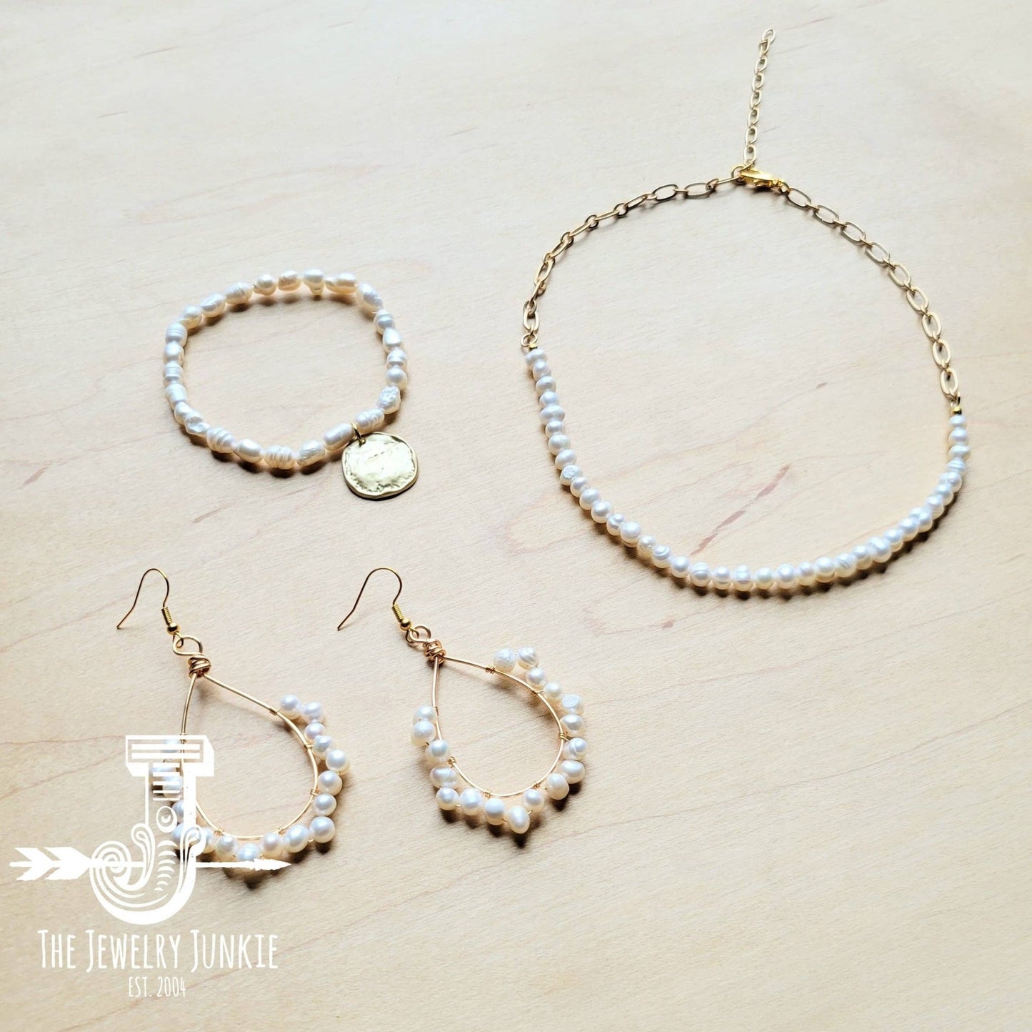 Freshwater Pearl Bracelet with Matte Gold Coin: White