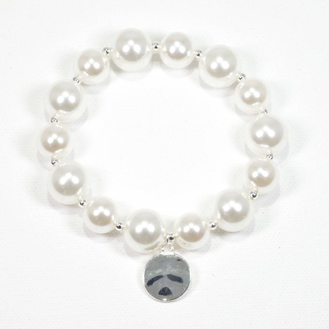 Hammered round charm pearl stretch bracelet: Gold/Cream pearl / ONE SIZE