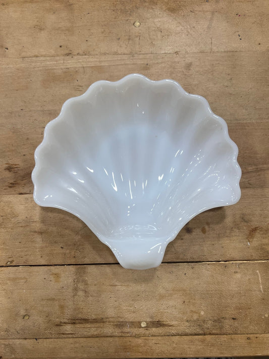 Seashell Milk Glass Dish | Retro Style Soap, Jewelry, Key Holder - Beachhouse Decor 