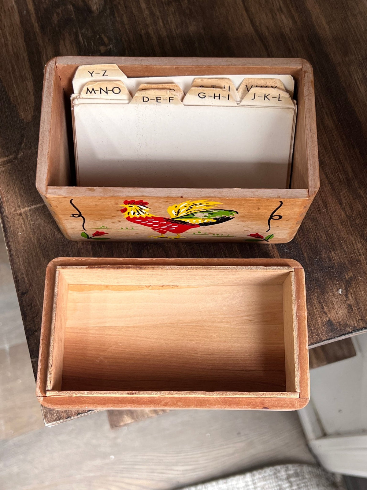 Painted Rooster Wooden Recipe Box with A–Z Dividers – Finger-Jointed Farmhouse Kitchen Box