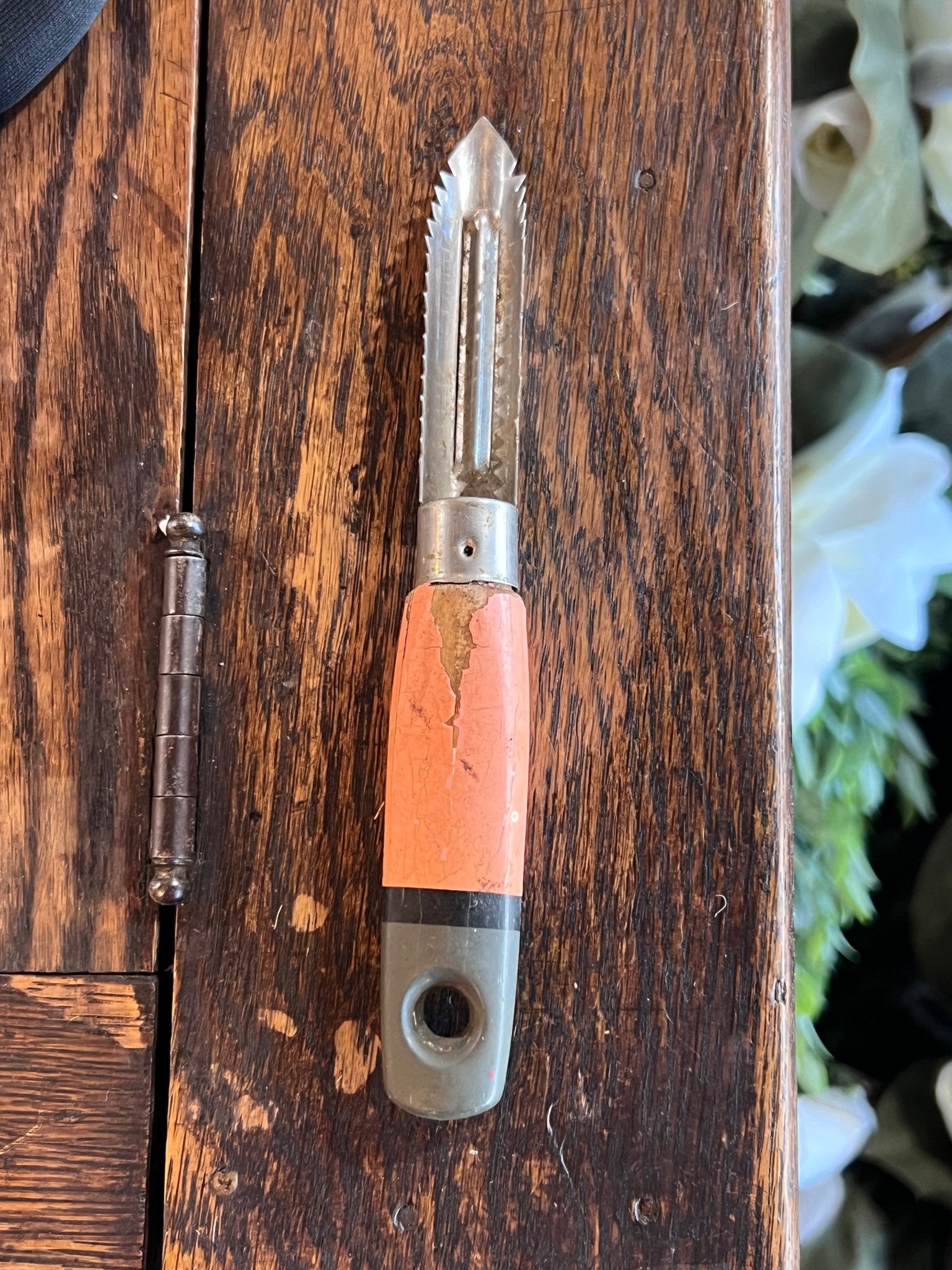 Vintage Peach Wooden Handle Serrated Fruit or Vegetable Peeler