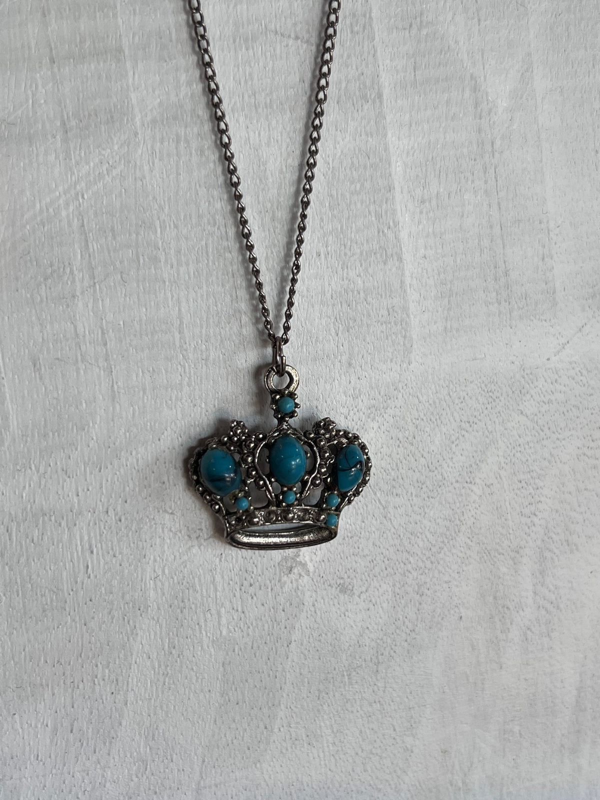 Vintage Silver-Tone Faux Turquoise Crown Pendant Necklace – 18" ChainNecklaces
